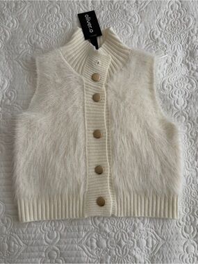 NWT oliver.o Cream Fuzzy Eyelash Knit Button-Up Vest — Size Small